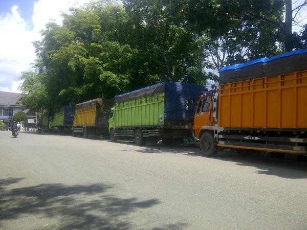 Mobil truk berjejer di jalan kompleks perkantoran Bupati Kerinci.